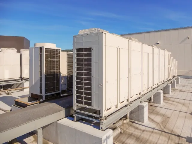 屋上に設置された業務用の空調室外機