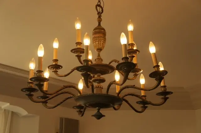 chandelierに取り付けられた専用電球の写真