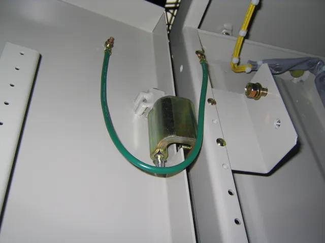 分電盤の扉に接地線を接続