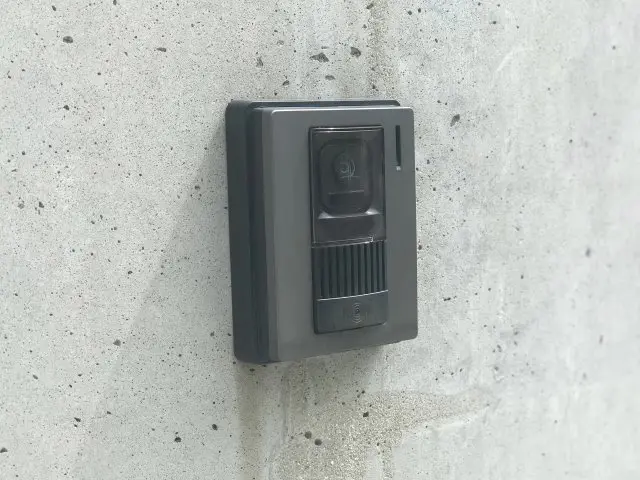 壁面に取り付けられたカメラ付きドアホンの写真