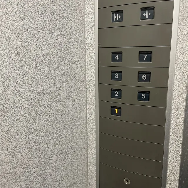 エレベーターカゴ内のインジケーター