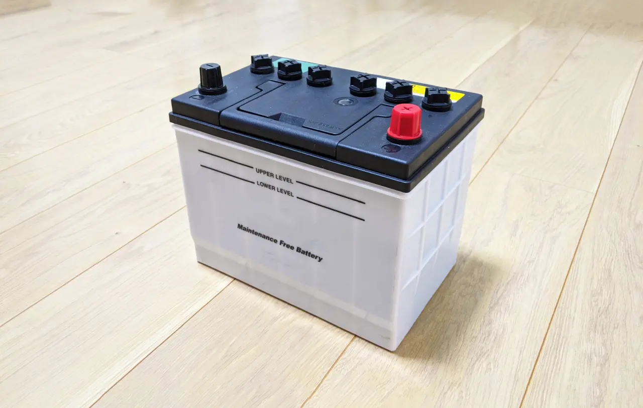 床に置かれた鉛蓄電池