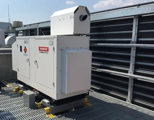 屋上に設置されたパッケージ式の非常用発電機