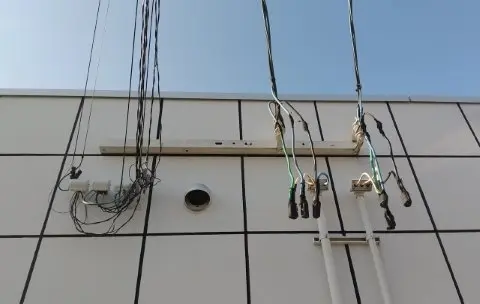 ビル外壁にある電力と通信の引込口の写真