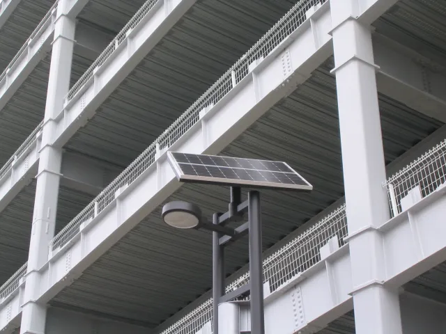 太陽光パネルとサボニウス風車が一体になったハイブリッド照明