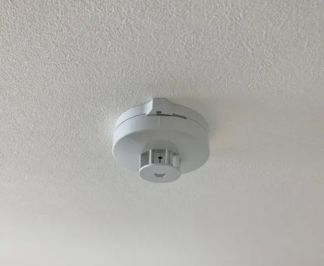 天井に取り付けられた住宅用火災警報器の写真