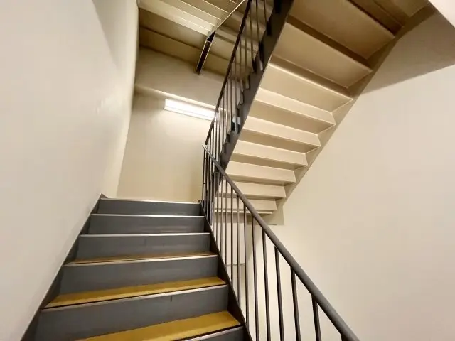 避難階段に設けられた階段通路誘導灯の写真