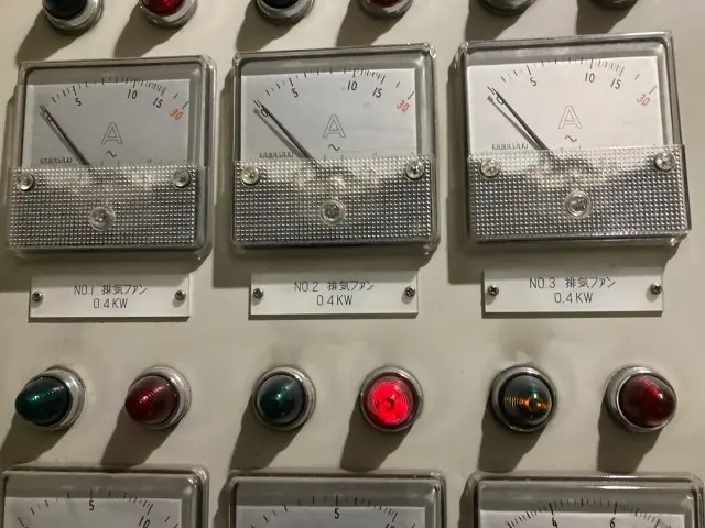 制御装置が搭載された制御盤の写真