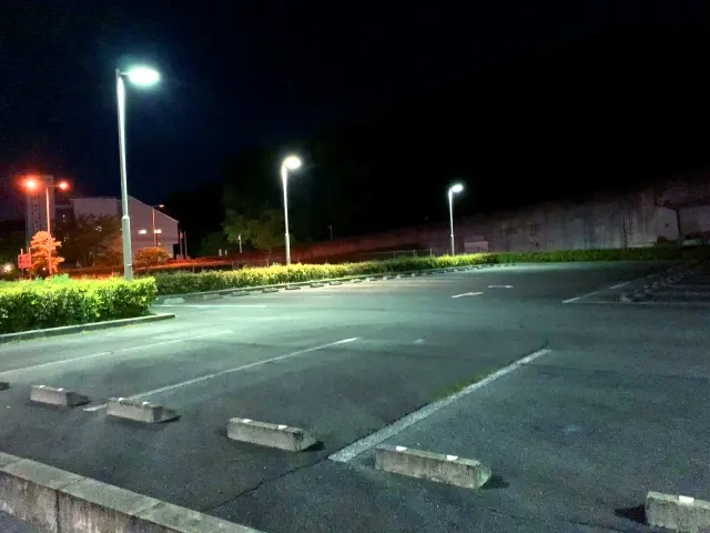 均斉度が低く明るさにムラがある駐車場の夜間照明