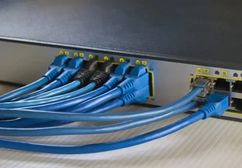 LANケーブルが接続されたルーターの写真