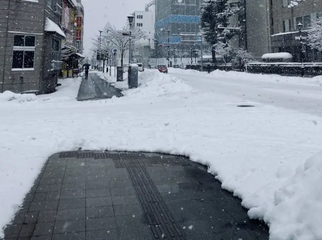 ロードヒーティングによって融雪された北海道の道路