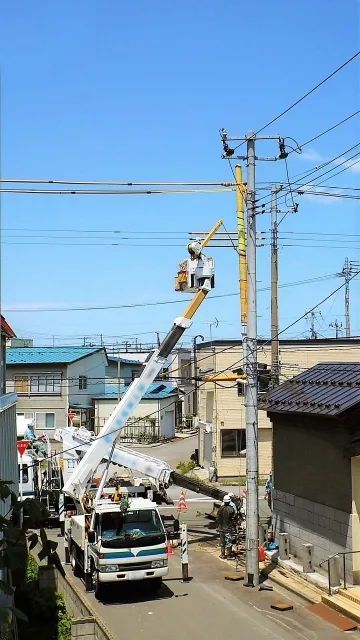 電柱の交換工事を行うクレーン