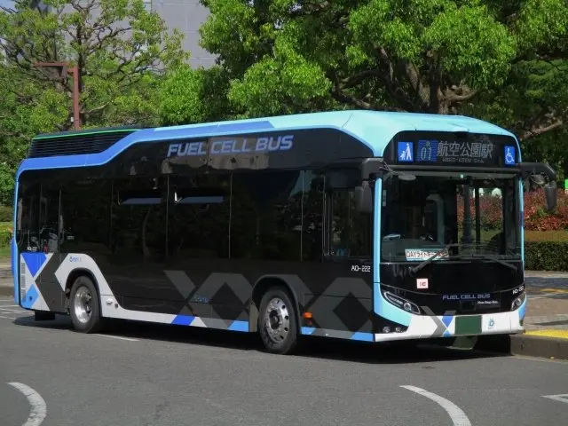 燃料電池が搭載された路線バスの写真