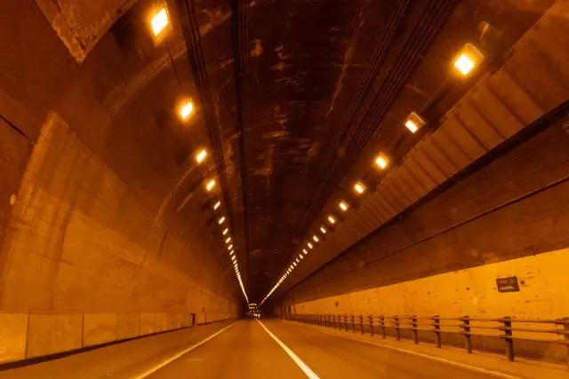 ナトリウムランプで照らされたトンネルの写真