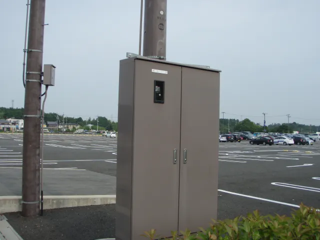 駐車場に設置された屋外用電灯分電盤