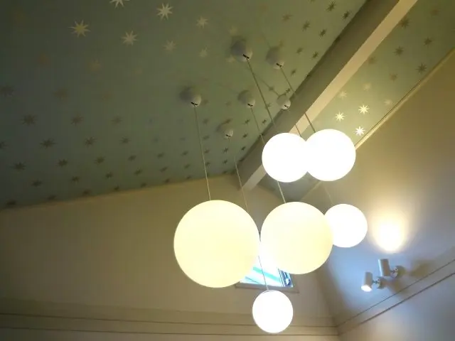 天井から吊り下げられたペンダント照明の写真