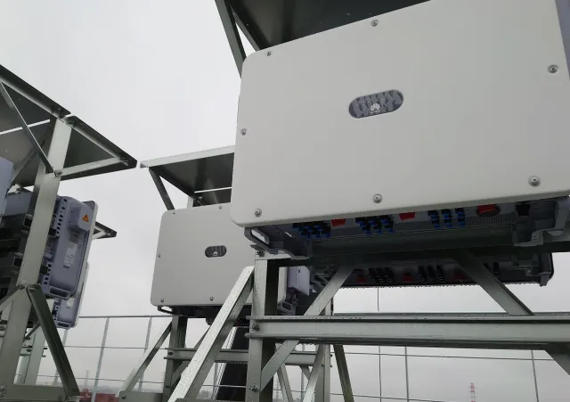屋外に設置された壁掛型パワーコンディショナー