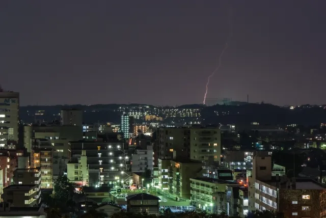 市街地に落ちた雷撃