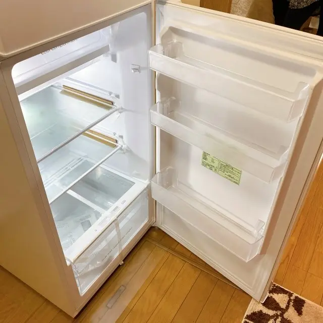 扉を開けた冷蔵庫の写真