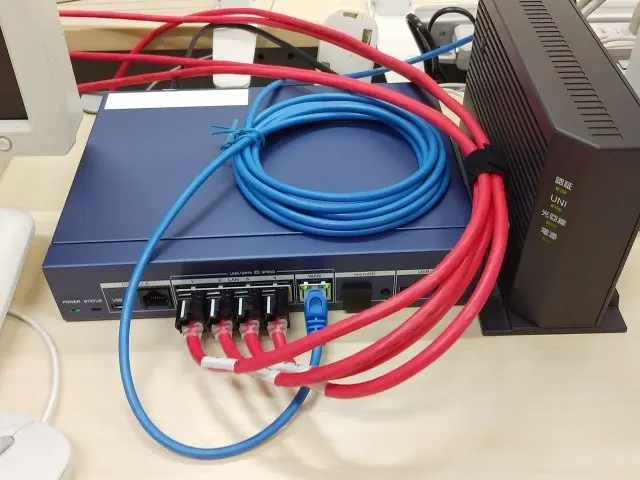 LANケーブルが接続されたルーターとONUの写真