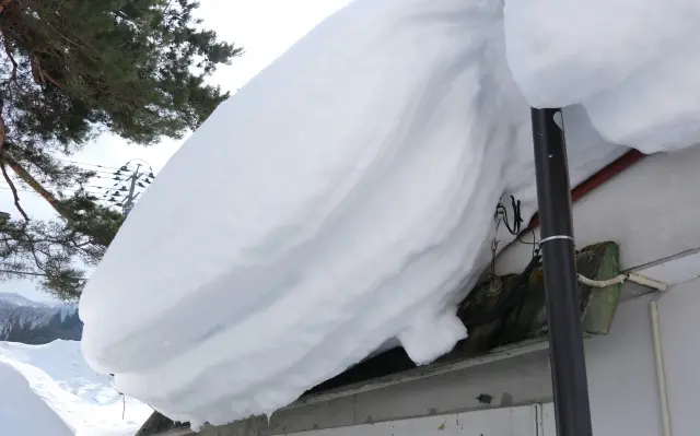 建物の屋根に作られた雪庇