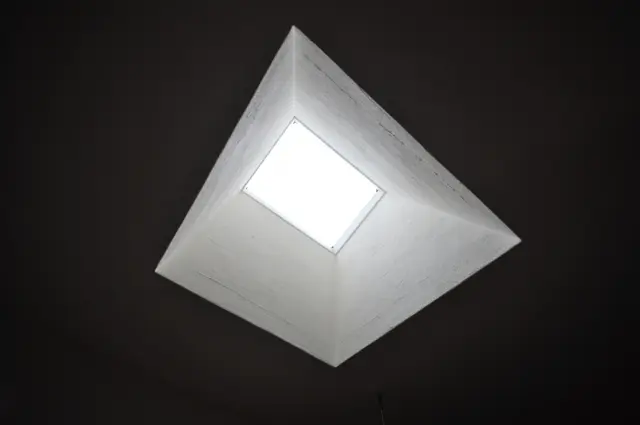 天窓から光を導入している写真