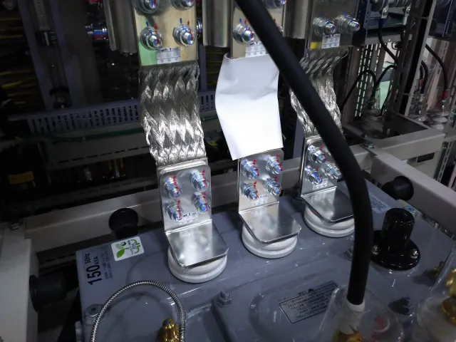 可とう導体で接続された油入変圧器