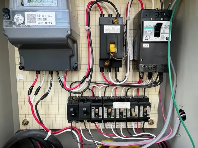 中性線(白線)を含む電灯分電盤内