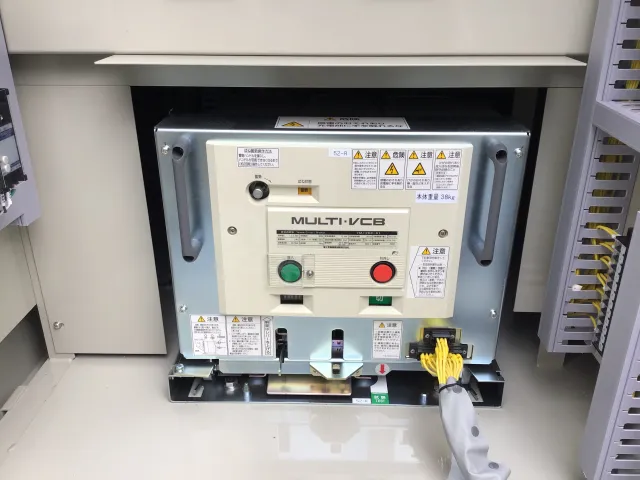 引き出し機能付きの高圧真空遮断器