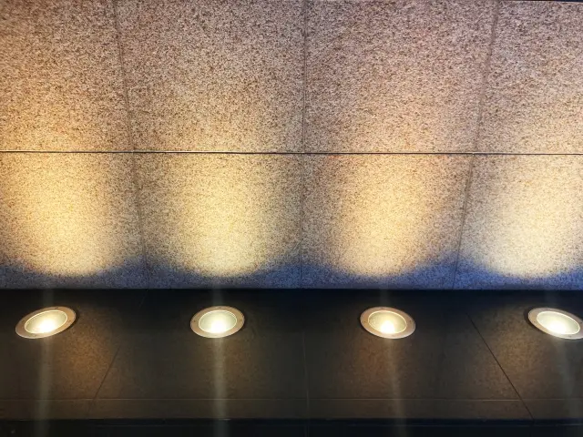 床に埋め込んだ照明器具によるウォールウォッシャーライトアップの写真