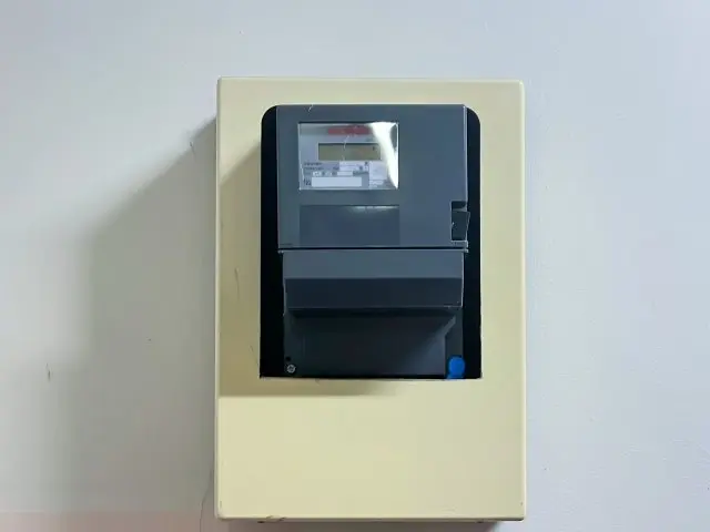 ボックスに収容された電力量計の写真