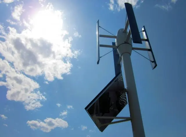 太陽光発電と風力発電が一体となった発電設備の写真